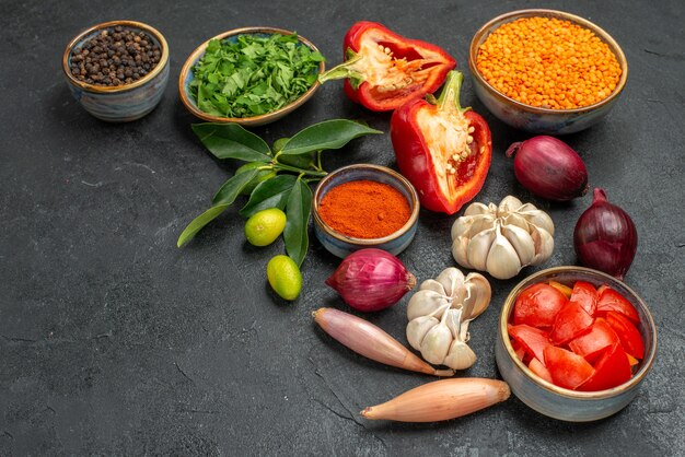 Free photo side view vegetables bowl of lentil herbs colorful vegetables and spices citrus fruits