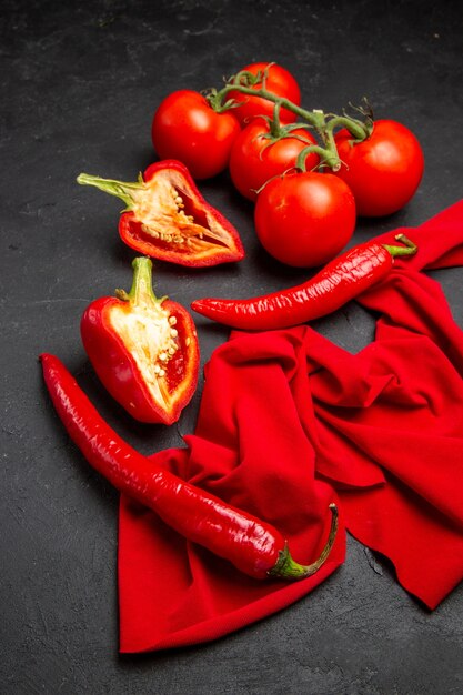 Вид сбоку овощи красный острый перец болгарский перец помидоры скатерть