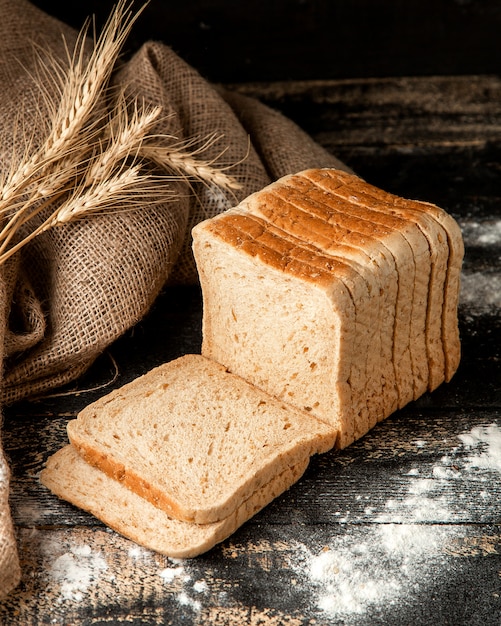 Вид сбоку пшеничного хлеба