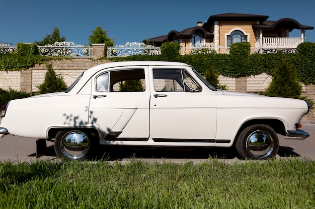 Foto gratuita vecchia macchina bianca vista laterale