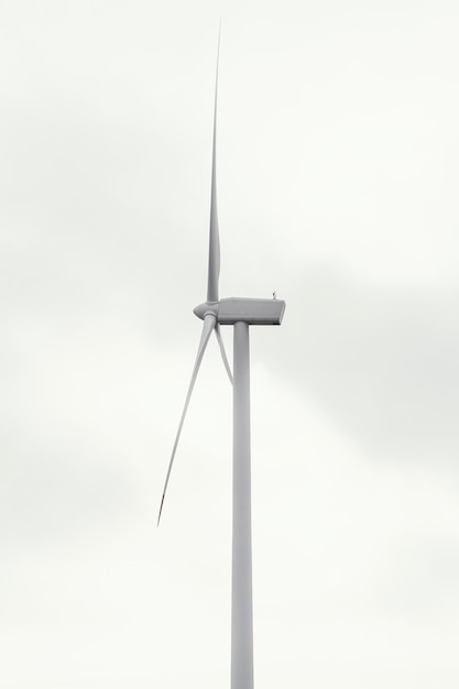 Free photo side view of wind turbine