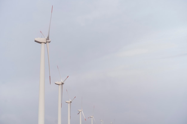 Вид сбоку на ветряные турбины, вырабатывающие электроэнергию с копией пространства