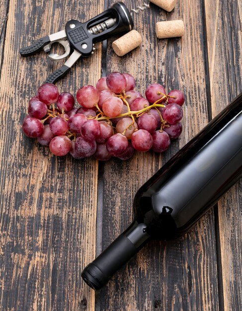 暗い木製の垂直にブドウの側面図ワインボトル