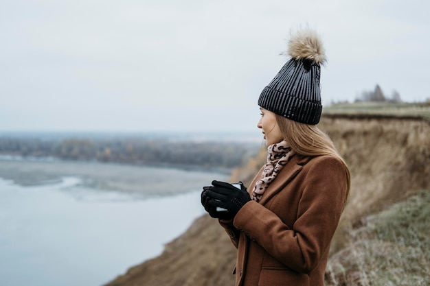 Вид сбоку женщины, любуясь озером с