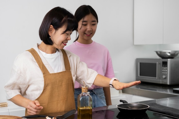 サイドビューの女性と女の子の料理