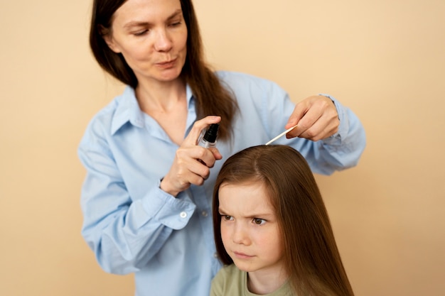 ヘアトリートメントを適用する側面図の女性