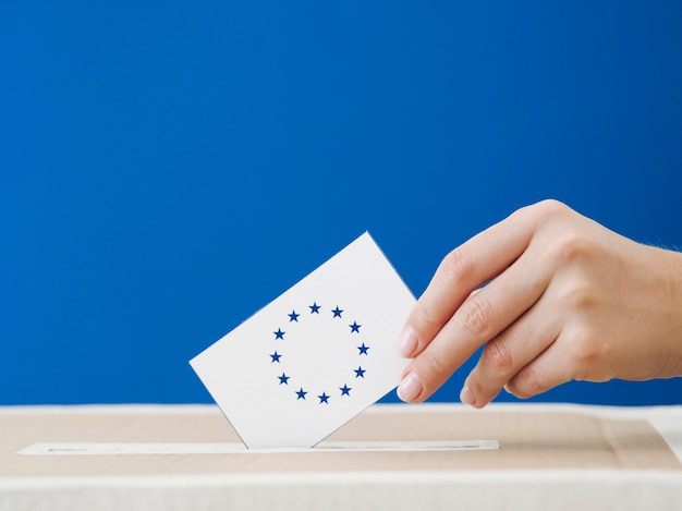 Вид сбоку женщина, участвующая в европейских выборах