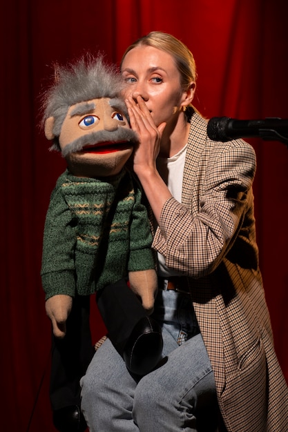 Foto gratuita donna di vista laterale che è ventriloquo