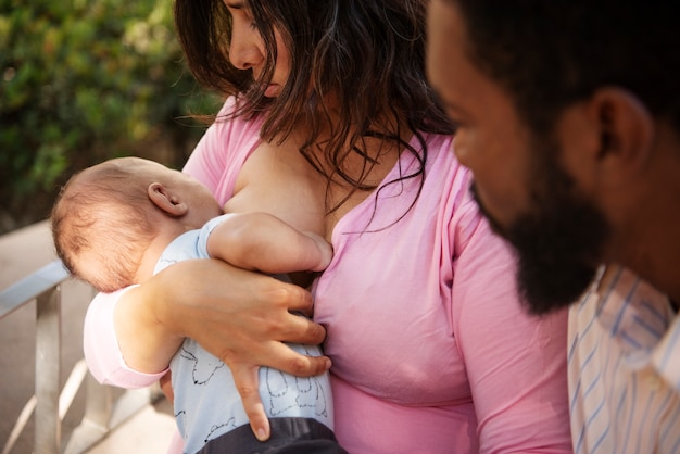 公共の場での側面図の女性の母乳育児