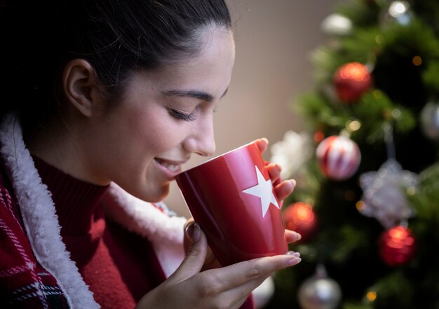 お茶を飲むクリスマスにサイドビュー女性