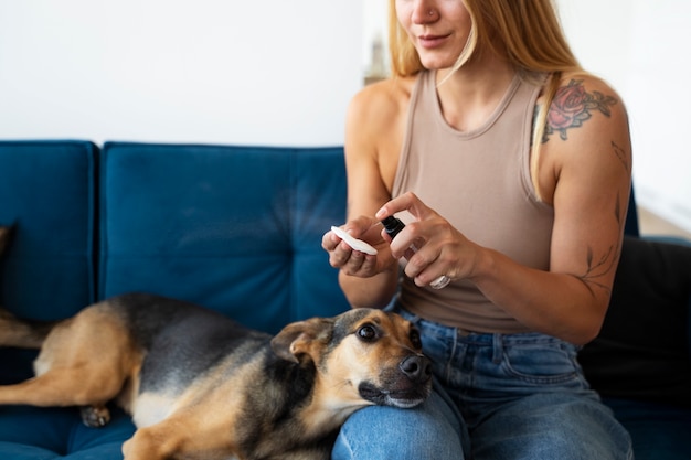 Free photo side view woman cleaning dog