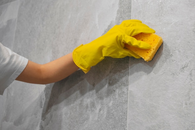 Free photo side view woman cleaning home