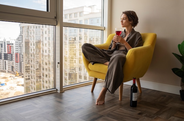 Foto gratuita donna di vista laterale che si occupa di ansia