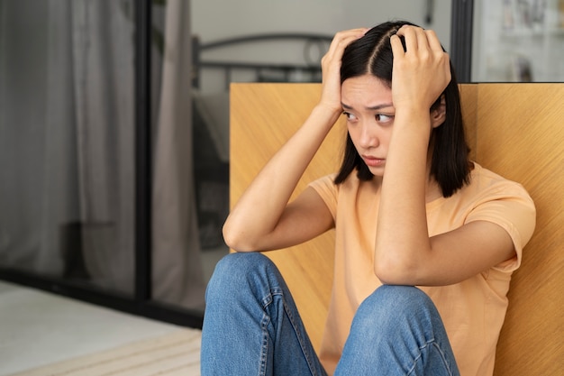 Vista laterale donna che si occupa della sindrome dell'impostore