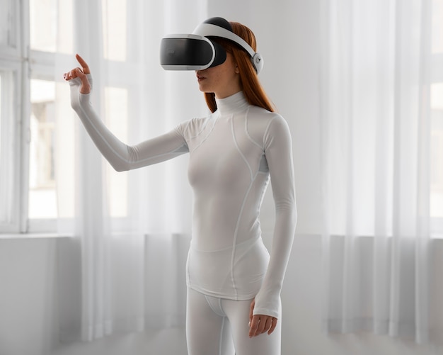 Free photo side view woman doing fitness with vr glasses