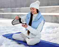Foto gratuita donna di vista laterale che fa tempo invernale di yoga