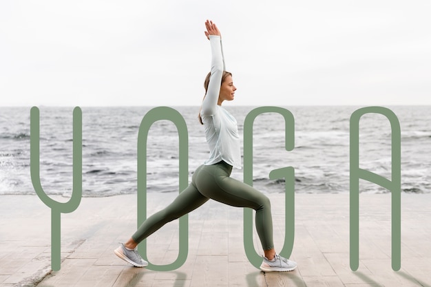 Foto gratuita donna di vista laterale che fa yoga con testi ondulati