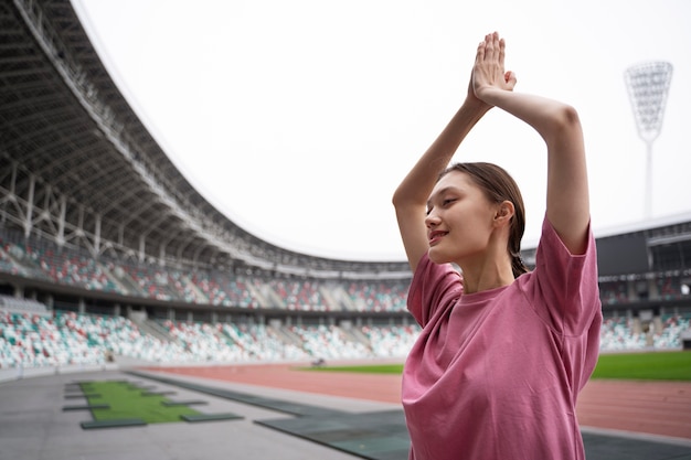 Free photo side view woman doing yoga