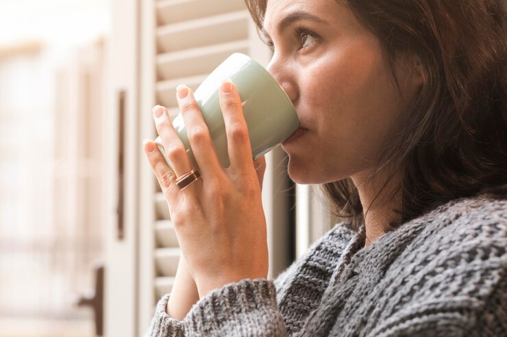 無料Photo コーヒーを飲む側面図の女性
