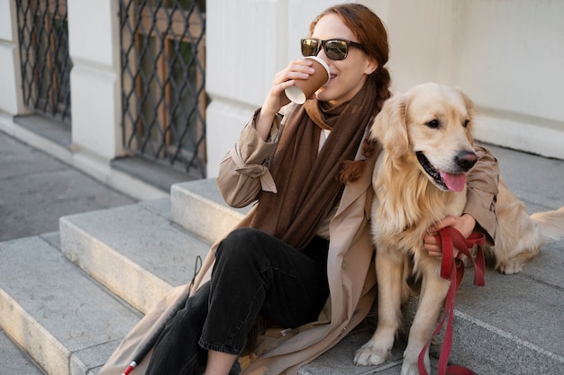 Foto gratuita donna di vista laterale che beve caffè