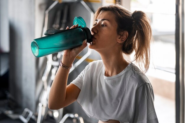 サイドビュー女性飲料水