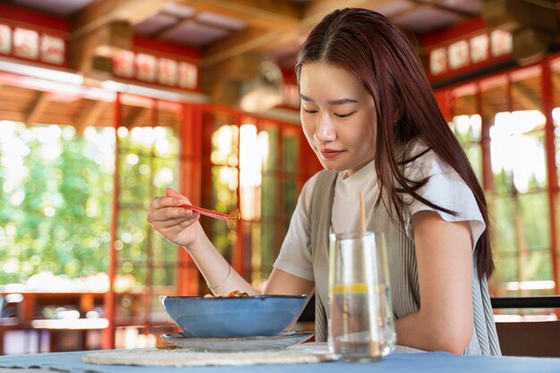 おいしい食べ物を食べる女性の側面図