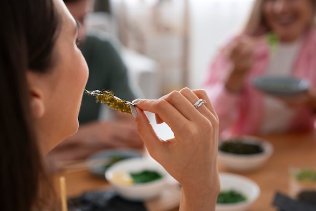 無料写真 海藻スナックを食べる側面図の女性