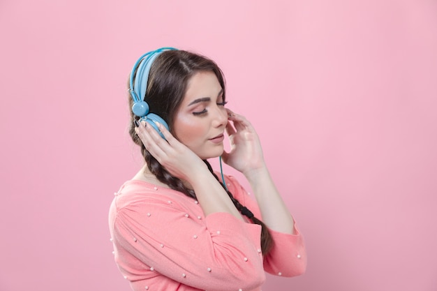 Free photo side view of woman enjoying music on headphones