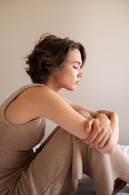 Free photo side view woman experiencing anxiety at home