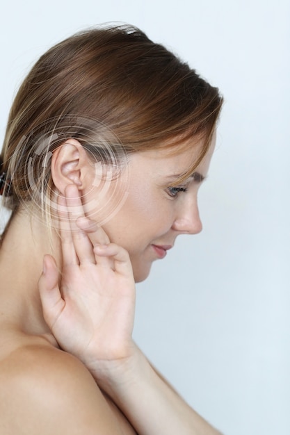 Free photo side view woman experiencing hearing issues