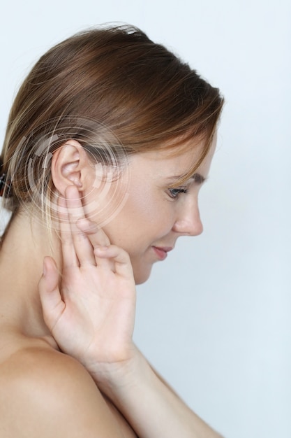 聴覚障害を経験している側面図の女性