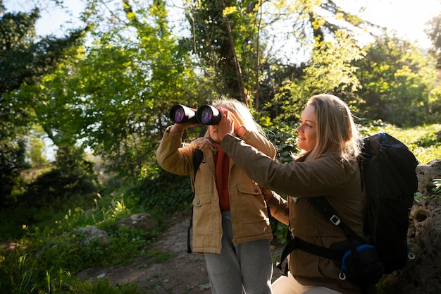 Foto gratuita vista laterale donna e ragazza che esplorano la natura