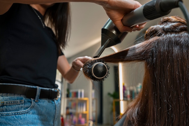 Free photo side view woman at hair salon