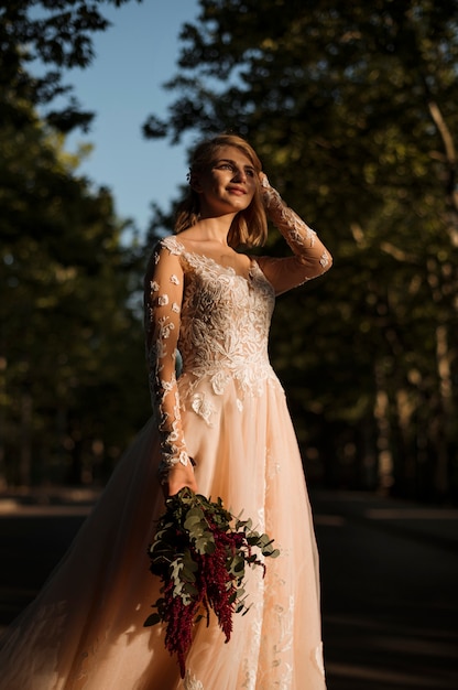 Free photo side view woman holding bouquet