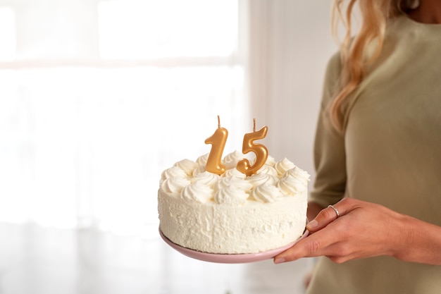 Free photo side view woman holding cake