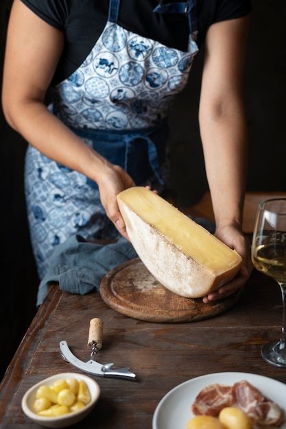 チーズを保持している側面図の女性