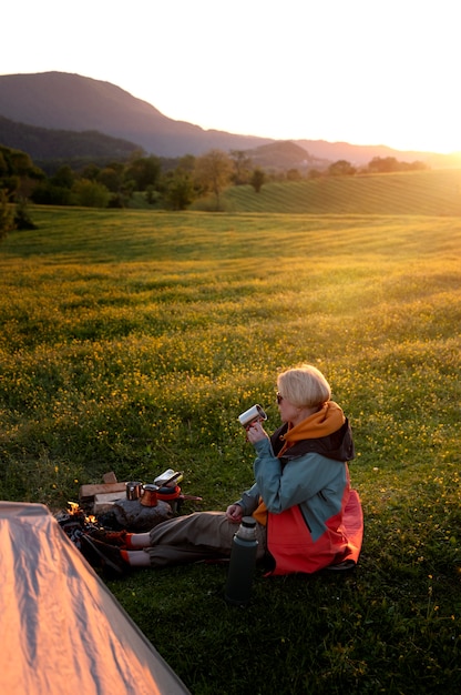 Side view woman holding coffee cup