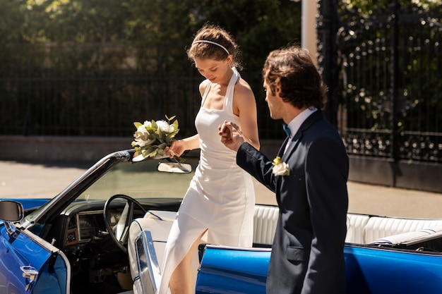 Foto gratuita mazzo di fiori della holding della donna di vista laterale