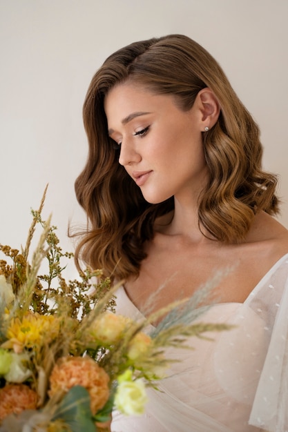 Foto gratuita fiori della holding della donna di vista laterale