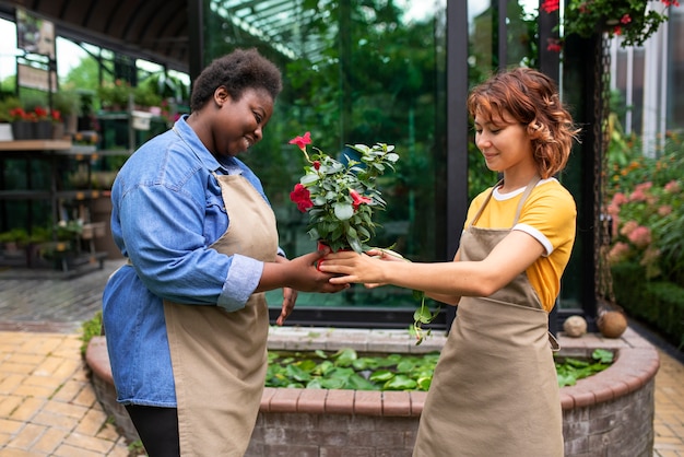 Foto gratuita fiori della holding della donna di vista laterale