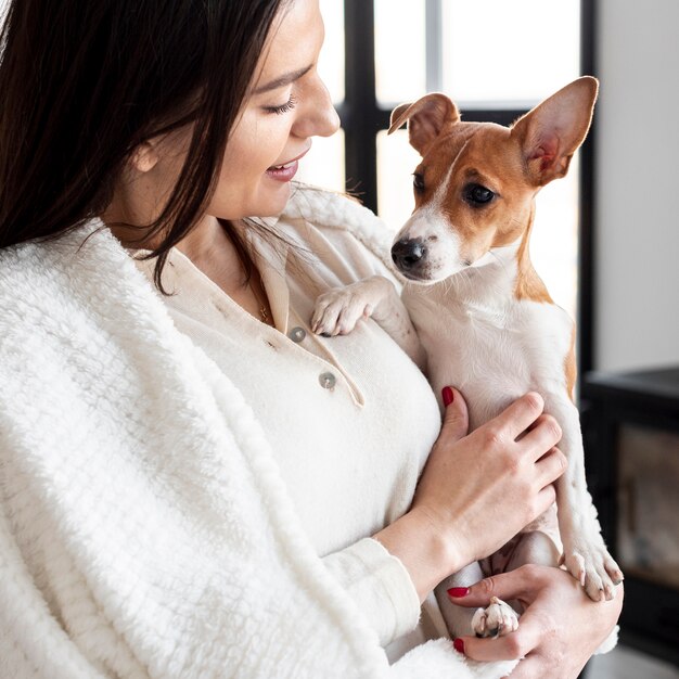 彼女の犬を保持している女性の側面図