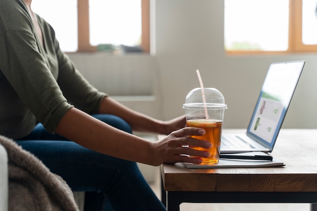 Free photo side view woman holding kombucha