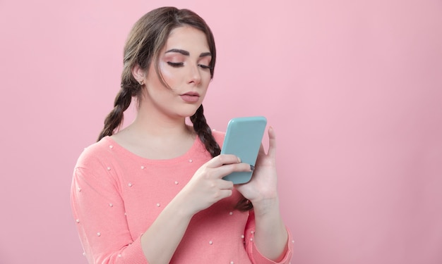 Foto gratuita vista laterale della donna che tiene e che esamina smartphone