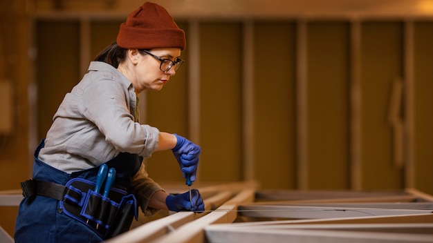 Free photo side view woman holding screwdriver