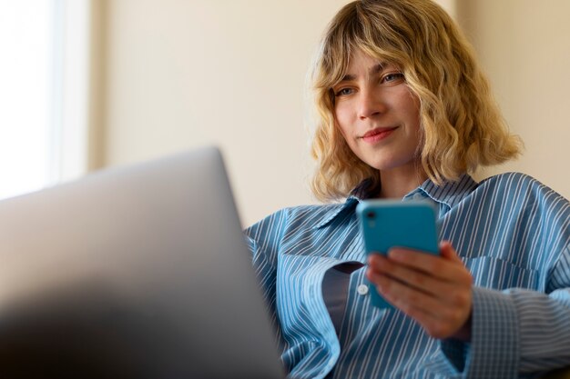 スマートフォンを保持しているサイドビュー女性