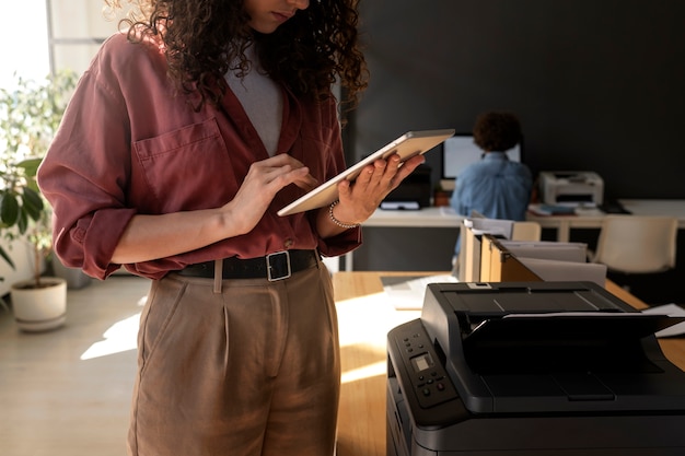 Free photo side view woman holding tablet