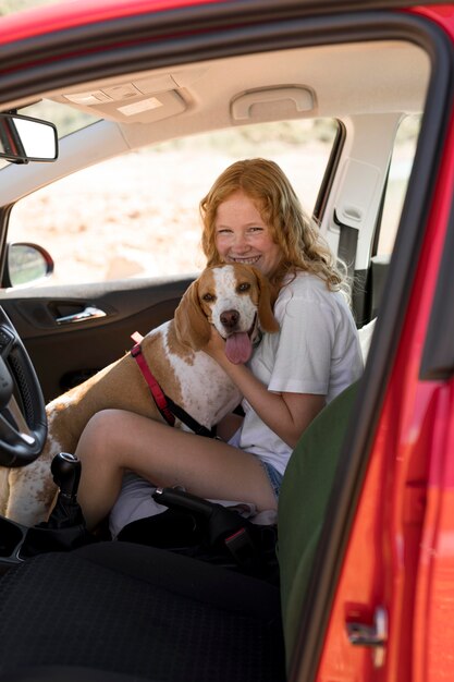 彼女の犬を抱き締める側面図の女性