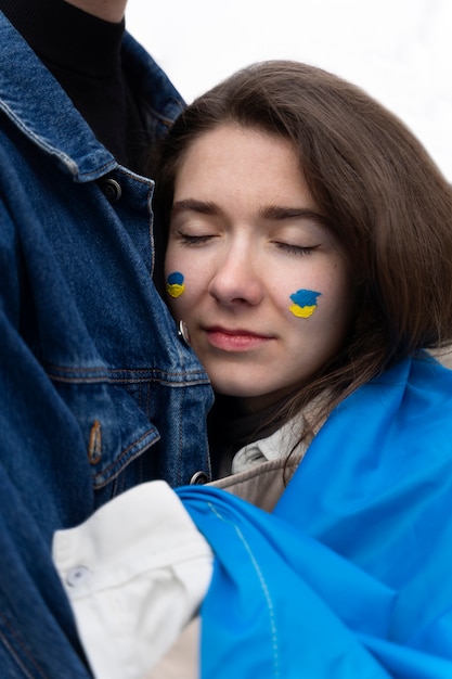 Free photo side view woman hugging man