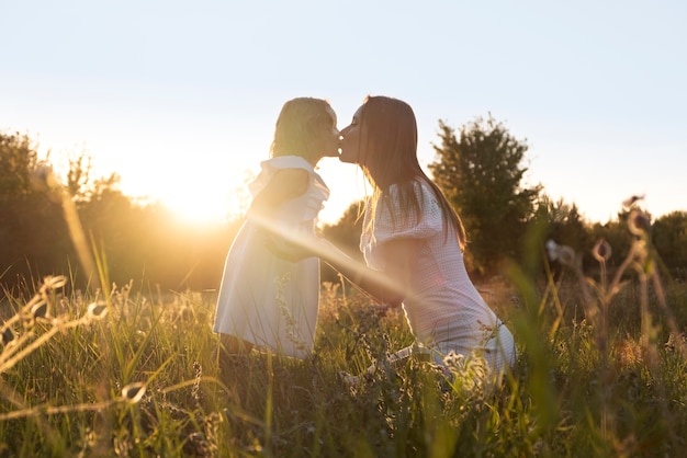 サイドビューの女性が女の子にキス