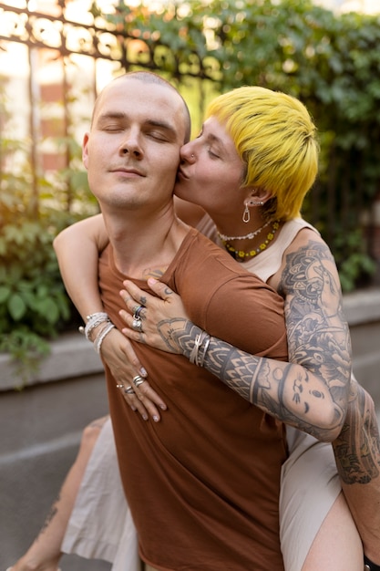 Free photo side view woman kissing man on cheek